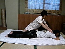 出張人妻 女マッサージ師ガイド 中出し！数ヶ月前に話題になったTVで活躍する人気役者御用達！　サンプル画像03